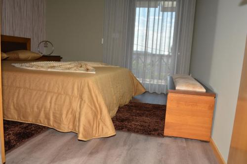 佩納菲耶爾的住宿－A3J Country House Lagares，一间卧室设有一张床和一个窗口