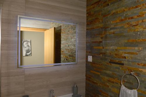 łazienka z lustrem i ceglaną ścianą w obiekcie A3J Country House Lagares w mieście Penafiel