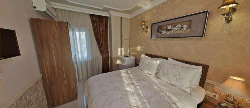 a hotel room with a bed in a bedroom at Geyi̇kli̇ Sunshi̇ne Hotel in Dalyanköy