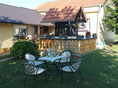 einen Tisch und Stühle im Hof eines Hauses in der Unterkunft Dobrodošli in Mursko Središće