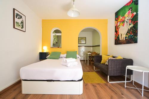 マドリードにあるEl Prado Historic Centerのベッドルーム1室(ベッド1台付)、リビングルームが備わります。