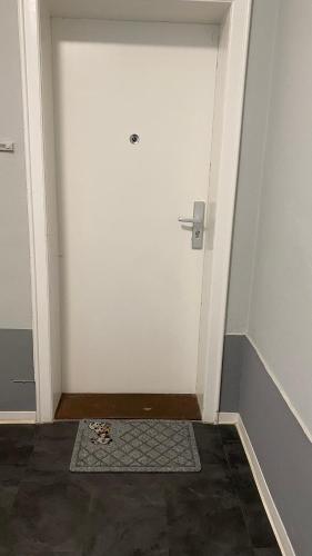 a room with a white door with a mat on the floor at City Fever in Hannover