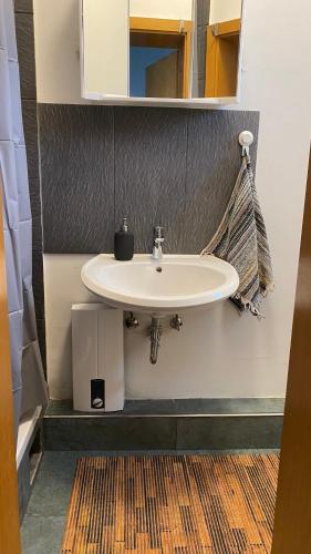 baño con lavabo blanco en una habitación en City Fever en Hannover