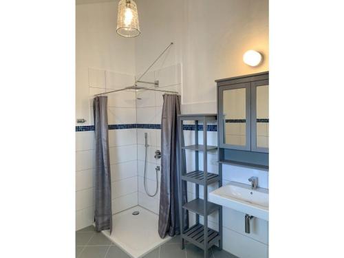 a bathroom with a shower and a sink at Ferienwohnung-Seepferdchen-Finnlandring in Timmendorfer Strand