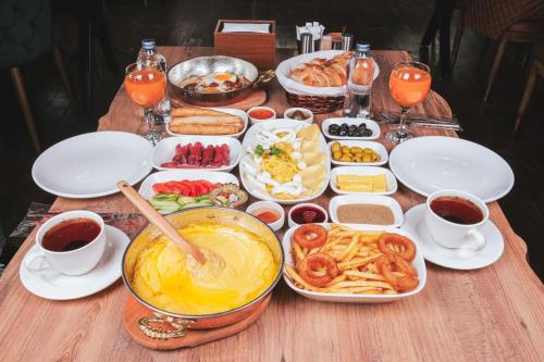 stół z jedzeniem w obiekcie Ömer Çakiroğlu Konağı w mieście Sürmene