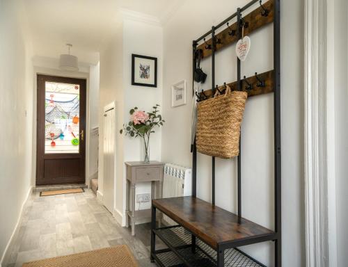 un pasillo con una mesa de madera en una habitación en The Portpatrick Pad - A cosy 3 bed cottage, w. sea views & garden office, en Portpatrick