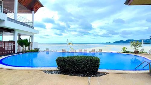 une grande piscine bleue à côté d'une plage dans l'établissement Smile Samui Chaweng Beach Resort, à Chaweng