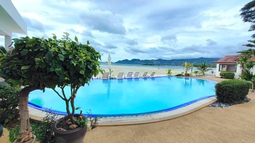 una gran piscina azul junto a una playa en Smile Samui Chaweng Beach Resort, en Chaweng