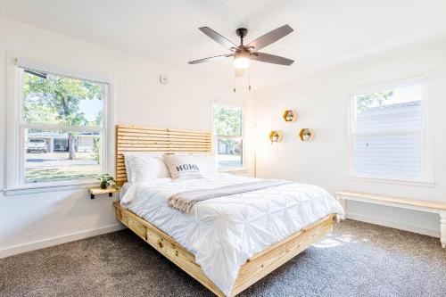 1 dormitorio con 1 cama y ventilador de techo en Living in a Greenhouse - City Retreat - 3BR with 70 inches TV, en Farmers Branch