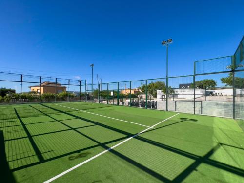 Fotografia z galérie ubytovania Villa con PISTA DE PADEL privada, piscina y Barbacoa, con más de 1800m2 de terreno, Villa Can Ramón v destinácii Papiolet