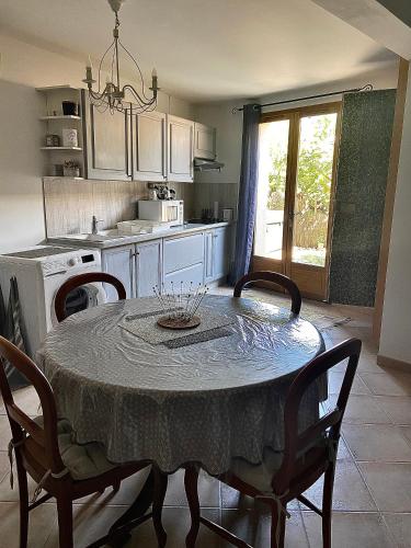 Dapur atau dapur kecil di Grand et joli studio tout équipé avec jardin et Jacuzzi