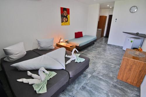ein Wohnzimmer mit 2 Betten und einem Sofa in der Unterkunft Chata na Zemplinskej Širave až pre 40 ľudí in Kaluža