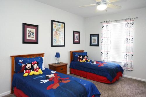 una camera con due letti con sopra animali di peluche di Windsor Hills Resort- 204A a Orlando