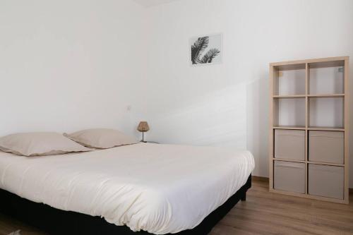Ένα ή περισσότερα κρεβάτια σε δωμάτιο στο Appartement face aux thermes de vals WIFI-Parking gratuit