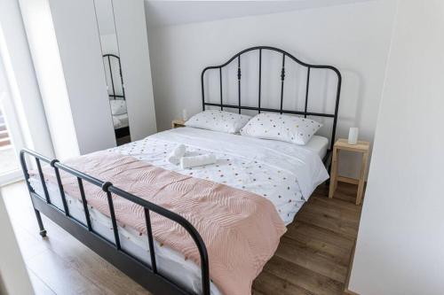 sypialnia z dużym łóżkiem z metalową ramą w obiekcie Kuća za odmor Bosut w mieście Vinkovci