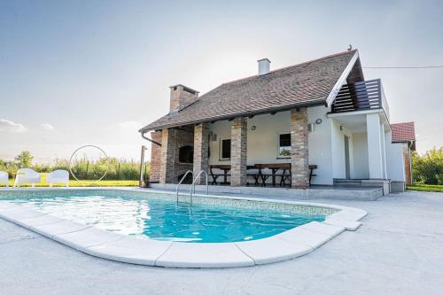 a swimming pool in front of a house at Kuća za odmor Bosut in Vinkovci