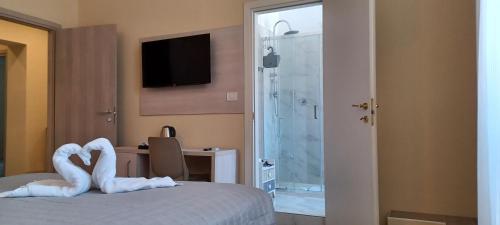 una camera d'albergo con un letto con cigni sopra di Vatican View Rooms a Roma