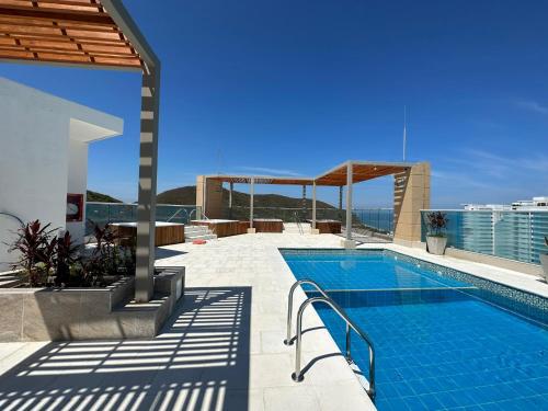 una piscina en la azotea de un edificio en Exclusivo Apartaestudio, 719, Edificio Salguero Suites, en Santa Marta