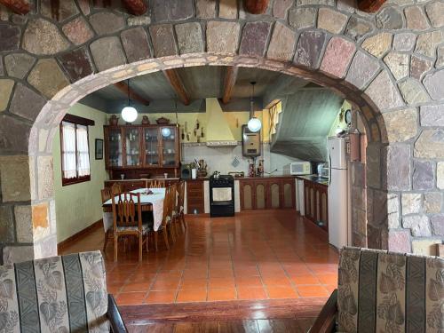 cocina y comedor con pared de piedra en El Ensueño en Tilcara