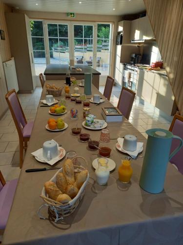 UrbeisにあるLA CLIMONTAINEの長テーブル