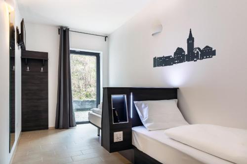 Augustus Hotel Bernkastel - Comfortable Budget Hotel tesisinde bir odada yatak veya yataklar