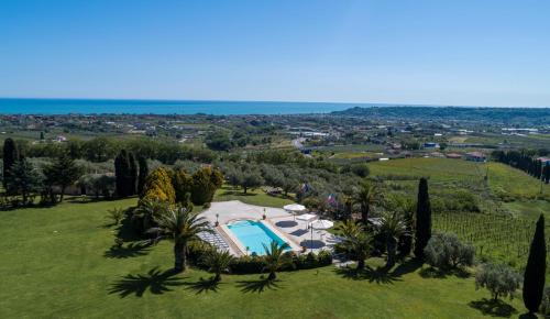 - une vue aérienne sur une villa avec une piscine et des arbres dans l'établissement Tenuta Querce Grosse- Le Dimore, à Francavilla al Mare
