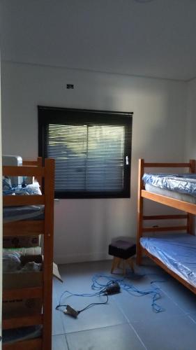 a room with two bunk beds and a window at Casa de campo in Natividade da Serra