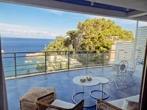 a balcony with a view of the ocean at 'nni Francuzzu in Taormina