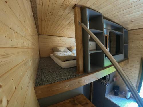 Habitación pequeña con cama en una casa pequeña en Tiny House Birner Ertl en Ertl