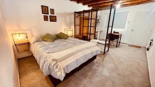 sypialnia z dużym łóżkiem i biurkiem w obiekcie Monoambientes El viejo Olivo w mieście Villa Unión