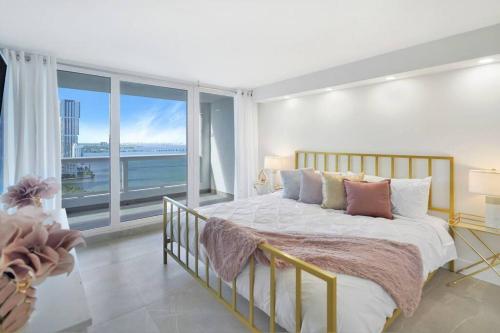 1 dormitorio con cama grande y ventana grande en Sweet Dreams! Renovated with Water Views, en Miami