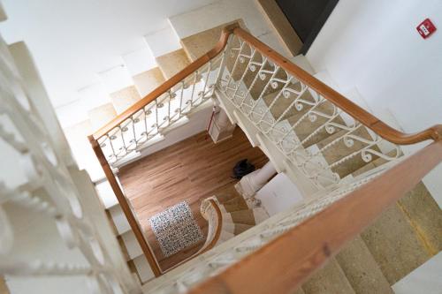 uma vista superior de uma escada em caracol numa casa em Three Cities Guest House em Cospicua