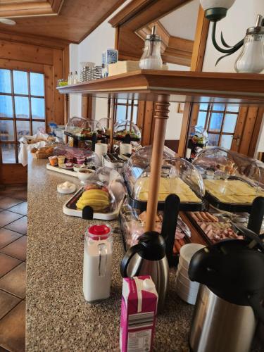 Eine Küchentheke mit einem Haufen Essen drauf. in der Unterkunft Landhotel & Gaststuben Zum Hasen in Bad Saulgau
