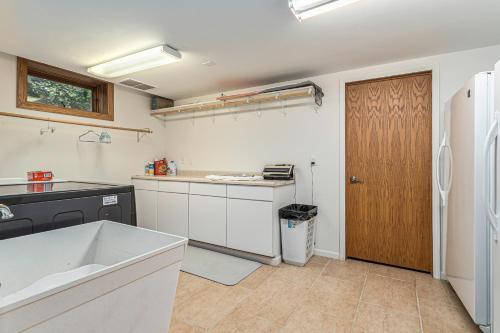 cocina con fregadero y puerta de madera en Lake Shore Living, en Michiana