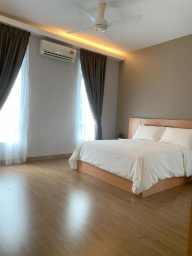 a bedroom with a bed and a ceiling fan at Rumah Sarah Melaka in Kampong Alor Gajah