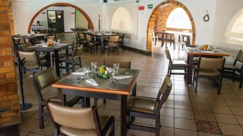 a restaurant with tables and chairs in a room at Hotel San Juan Internacional in Bucaramanga