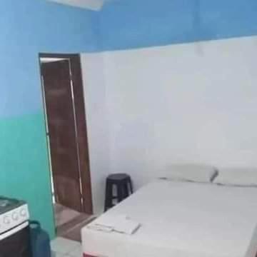Una habitación con cama y una habitación con puerta en apartamento itapua, en Salvador