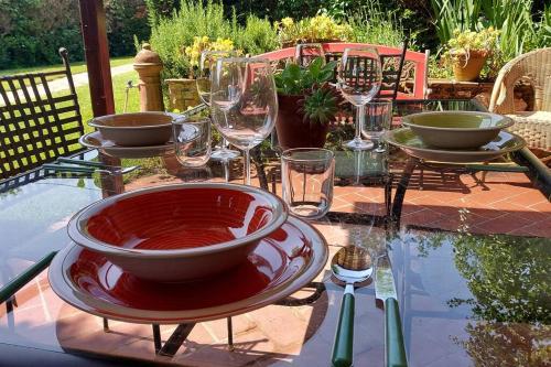 - une table avec des verres à vin et un bol dans l'établissement Il Tiglio Bianco, à Sienne