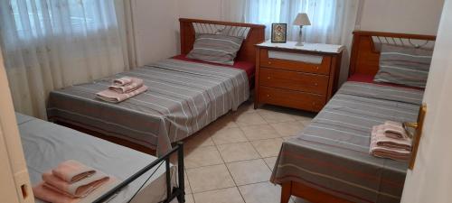 Postel nebo postele na pokoji v ubytování Alex House