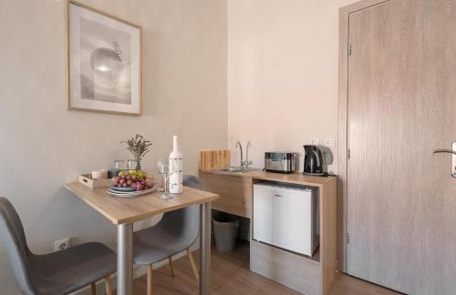 a small kitchen with a table and chairs and a counter at SEITAN PAZAR (Olive/Akrokeramos) in Preveza