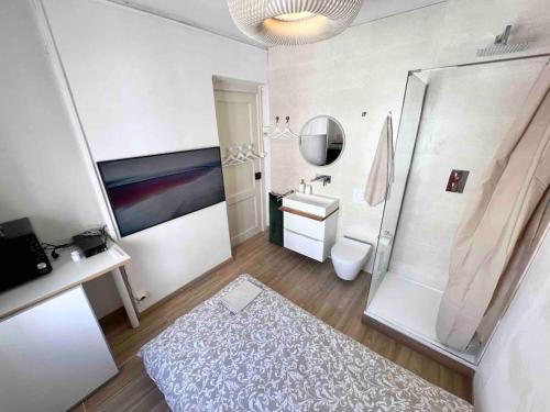 Kupatilo u objektu New studio with private bathroom and balcony