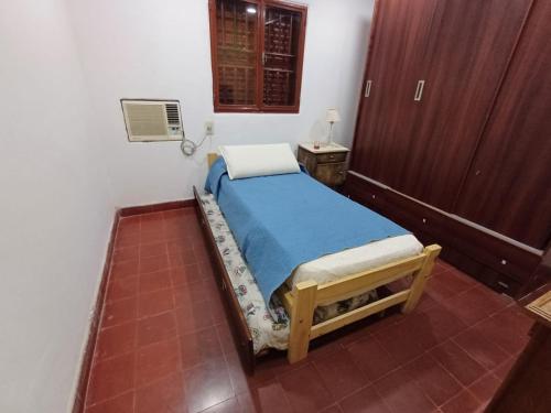 a small bedroom with a bed and a window at Casa familiar in Corrientes