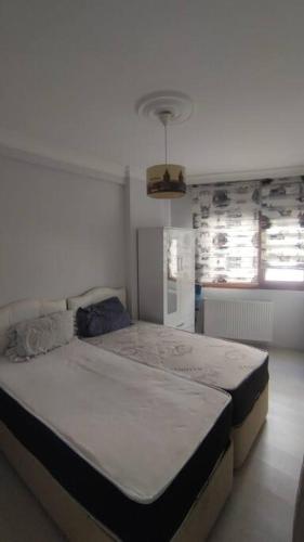 1 dormitorio con 1 cama grande en una habitación en Tınaztepe kampüse 5 dk 1+1 daire en Buca