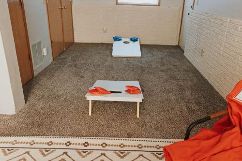 ein Zimmer mit einem Tisch mit roten Servietten darauf in der Unterkunft Laid-back - Industrial Chic - Game room in Lincoln