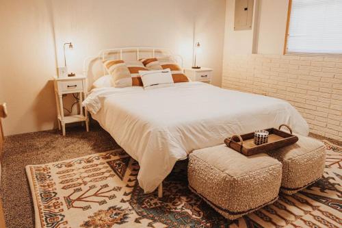 ein Schlafzimmer mit einem großen Bett, einem Tisch und einem Stuhl in der Unterkunft Laid-back - Industrial Chic - Game room in Lincoln