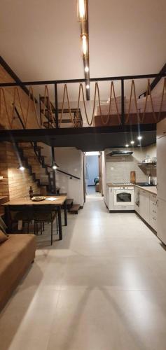 une cuisine et une salle à manger avec une table et un escalier dans l'établissement Ó 38 Luxe Loft, à Budapest