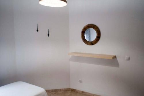 een slaapkamer met een bed en een spiegel aan de muur bij Localización inmejorable con garaje incluido in Puerto de la Cruz