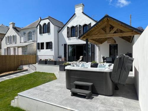 une maison avec une baignoire dans une cour dans l'établissement Villa, au coeur de Morgat, à Crozon