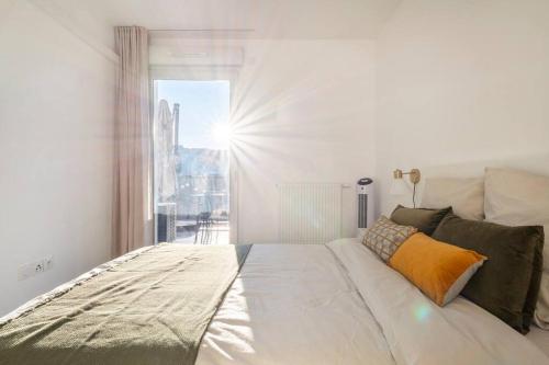 un gran sofá blanco en una habitación con ventana en Apartment in Ferney near Geneva airport / UN / WHO en Ferney-Voltaire