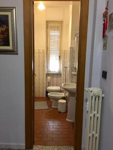 bagno con 2 servizi igienici e lavandino di Apartment Key a Torino